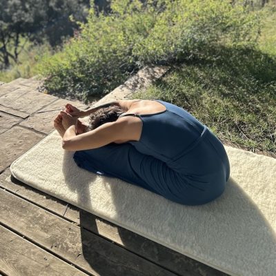 Tapis de yoga en laine Yogom et combinaison de yoga en modal