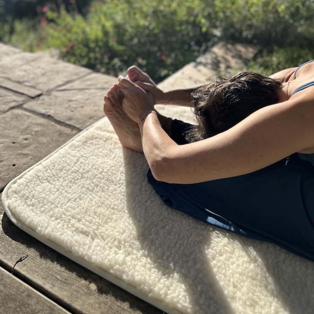 Tapis de yoga en laine Yogom et combinaison de yoga en modal