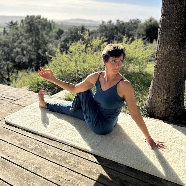 Tapis de yoga en laine Yogom et combinaison de yoga en modal