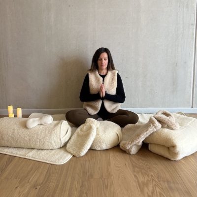 Gamme douceur tapis de yoga et accessoires de méditation et relaxation Yogom Mathilde Corbin