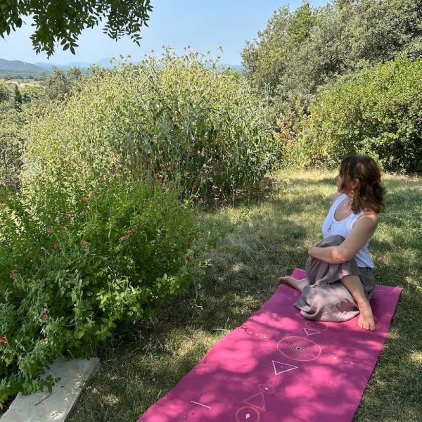 tapis de yoga de voyage Yogom Samadhi framboise - pratique dans l'herbe 2