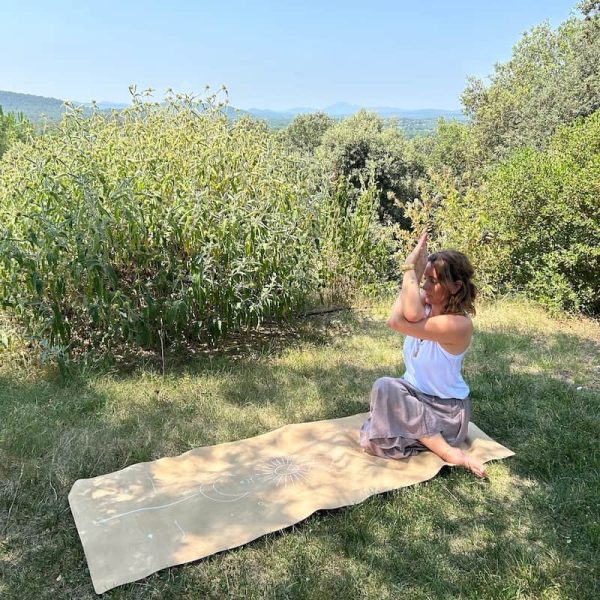 Tapis de yoga de voyage Yogom Lune Vanille Yogom posture dans l'herbe