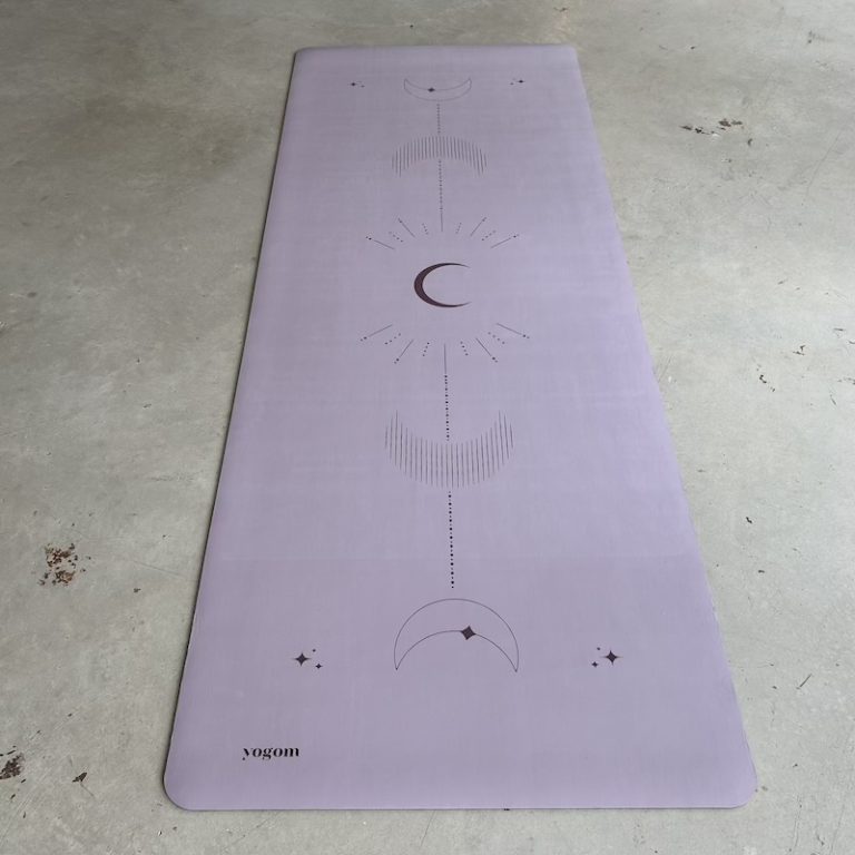 Tapis de yoga Star Lune Parme déroulé au sol
