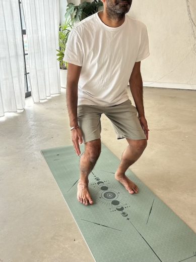Tapis de yoga Yomad Totem vert Yogom focus posture squat
