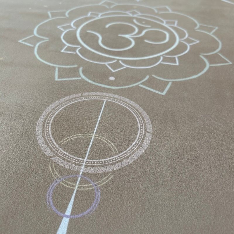 Tapis de yoga Performance Om taupe Yogom