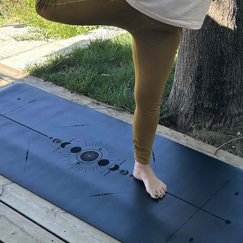 Tapis de yoga Star Totem. noir Yogom