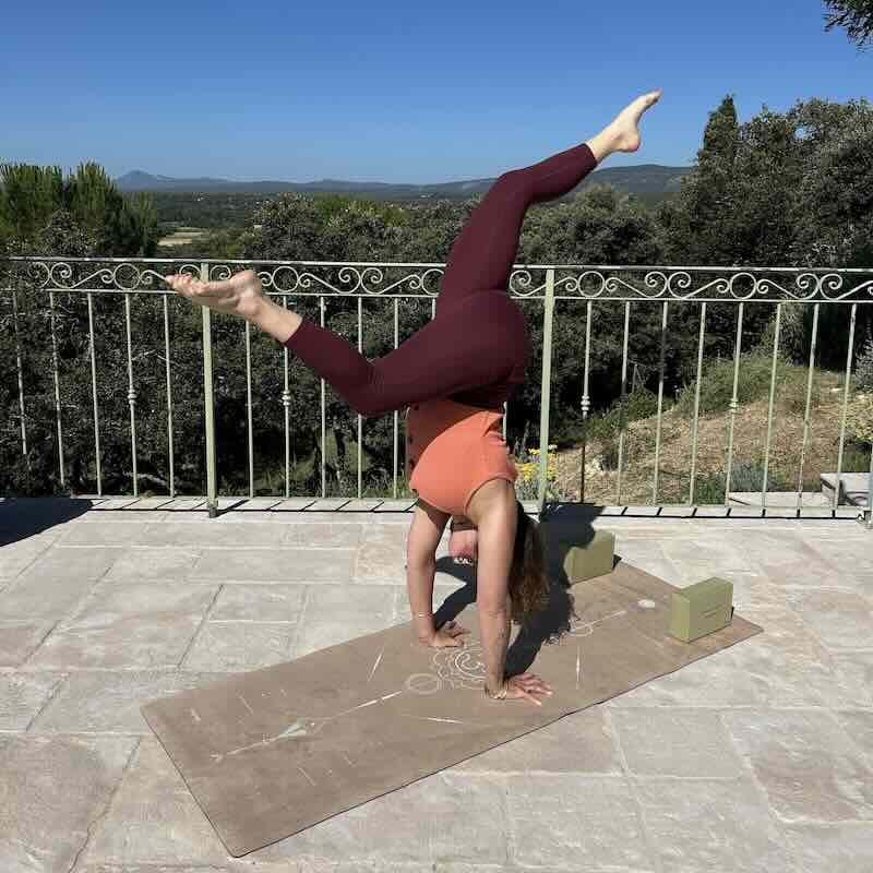 Tapis de yoga Performance Om taupe Yogom