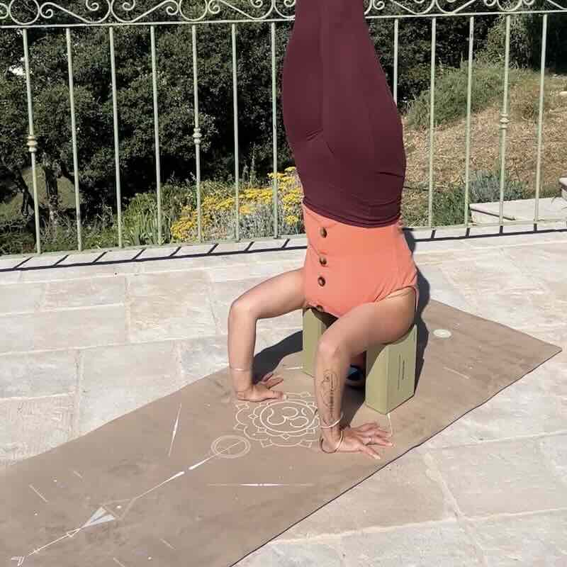 Tapis de yoga Performance Om taupe Yogom